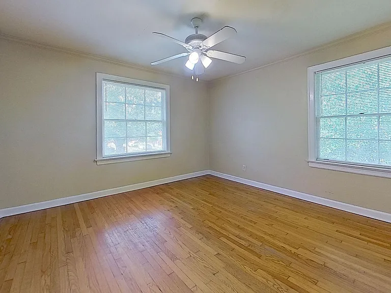 charming 2-bedroom, 1-bath upstairs rental — Photo 9
