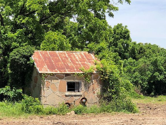 4th image of 1 E 32nd Hwy