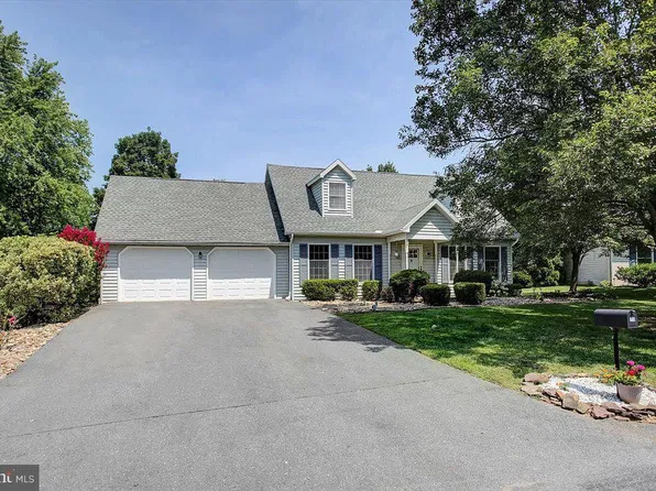 768 Franklin Square Dr, Chambersburg, PA 17201