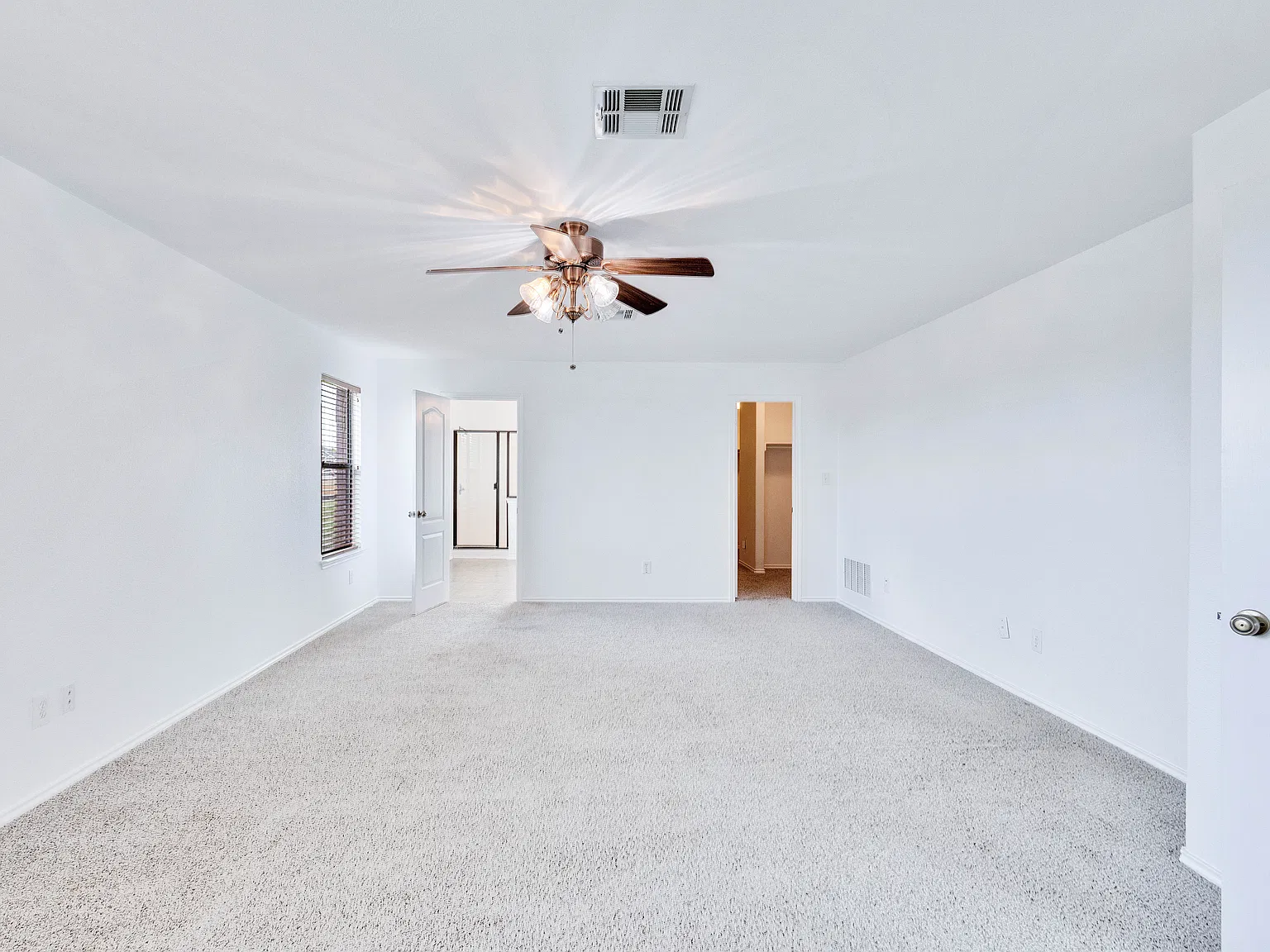 3 bed, 2.5 bath, 2528 sqft, $2,300 — Photo 3