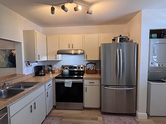 3rd image of 390 Springdale Dr