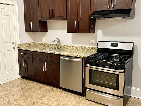 4th image of 943 N Ashland Ave #1