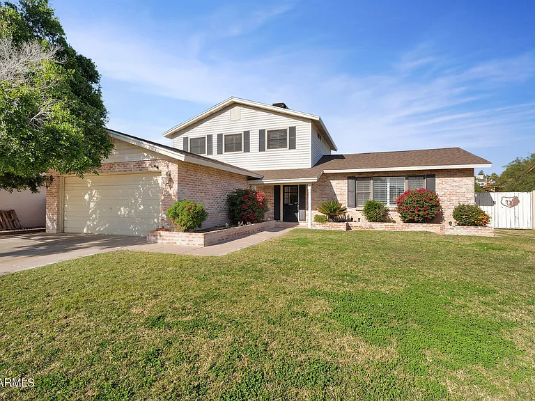 2542 W Nopal Ave — Photo 2