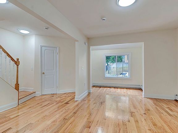 4th image of 91-30 Park Ln S