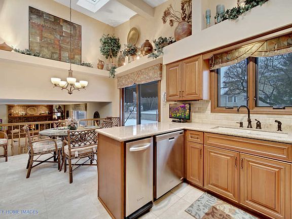 4th image of 8249 Red Oak Ln