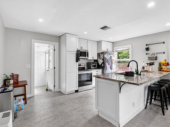 3rd image of 702 Forest Hill Boulevard