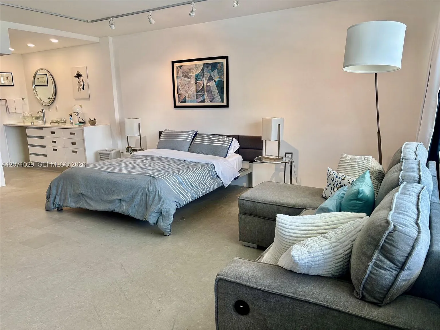 The Decoplage Condo — Photo 3