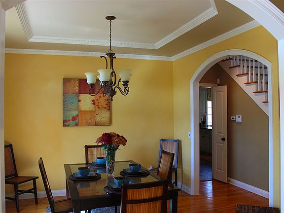 3rd image of 2104 Villa Sq