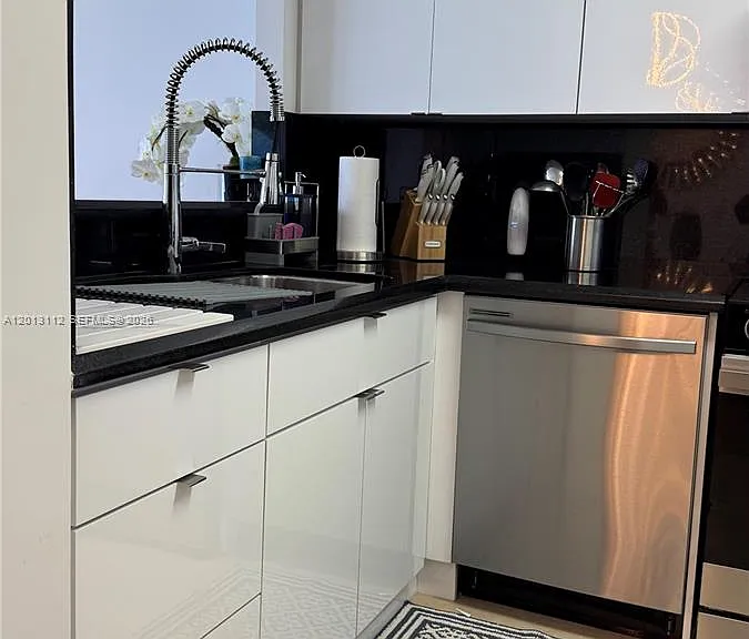 5555 Collins Ave #14E — Photo 6
