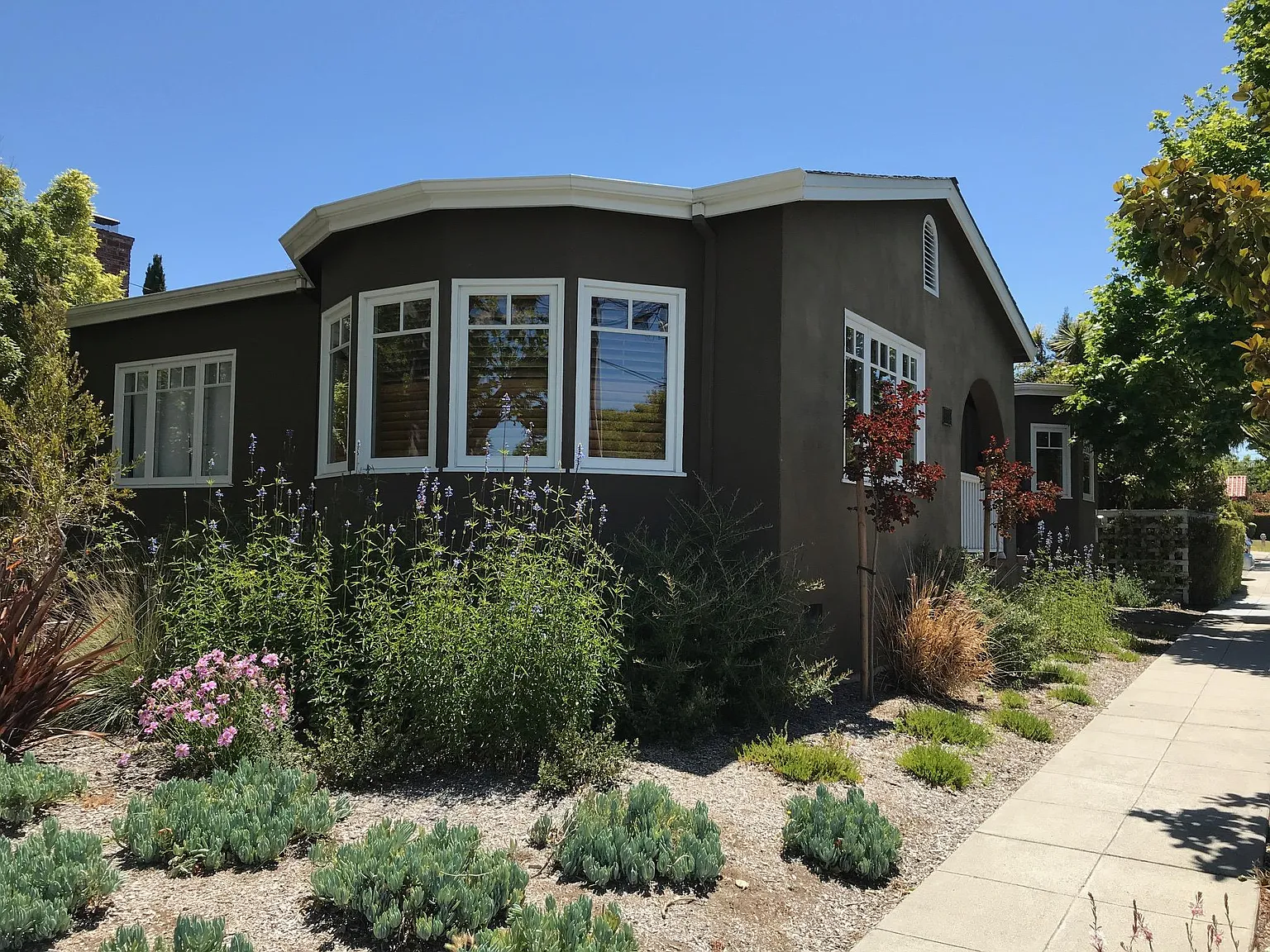 1354 Laguna Ave photo 1