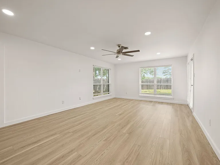 840 Edgehill Dr — Photo 2