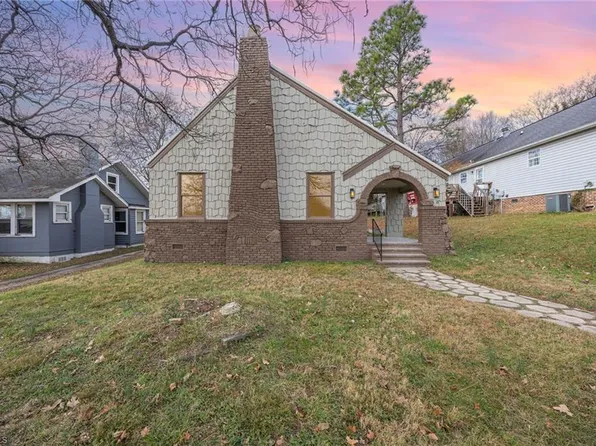 8 School St, Thomasville, NC 27360