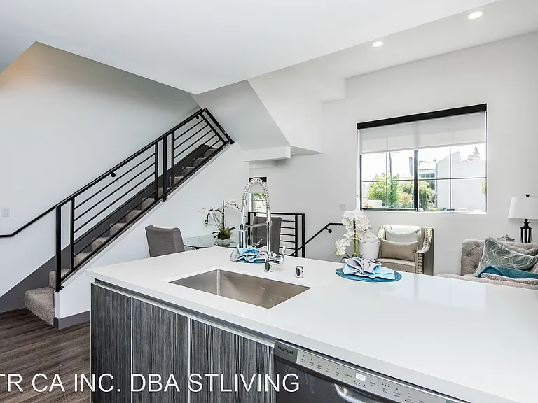 10748 Riverside Dr — Photo 16