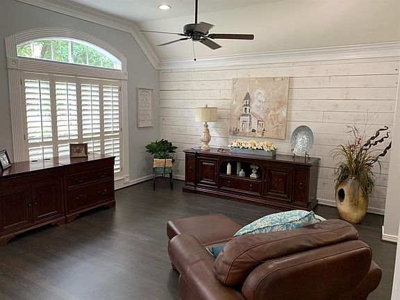 A spacious formal living area with a large picture window has great views of the front yard space! This is the perfect spot to sit and catch up your favorite novel!