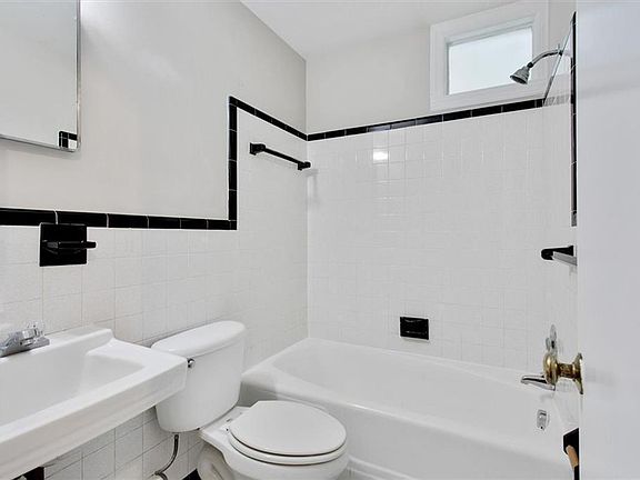 5th image of 11 Timberline Cres
