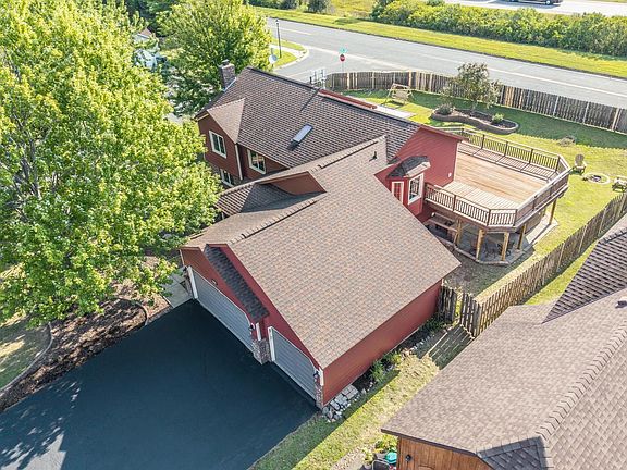 2nd image of 1500 Lakeview Curv