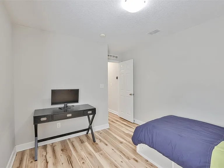 2331 W Chestnut St — Photo 30