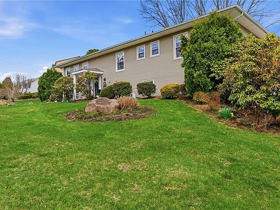 4th image of 8 Crabapple Ln