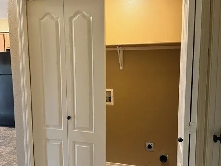 195-Santiam Village Apartments — Photo 16