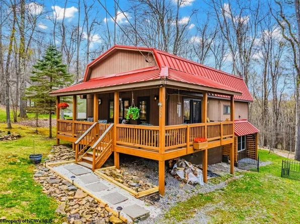 576 Hemlock Cir, Terra Alta, WV 26764