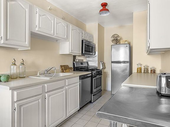 3rd image of 116 Pinehurst Ave APT B62