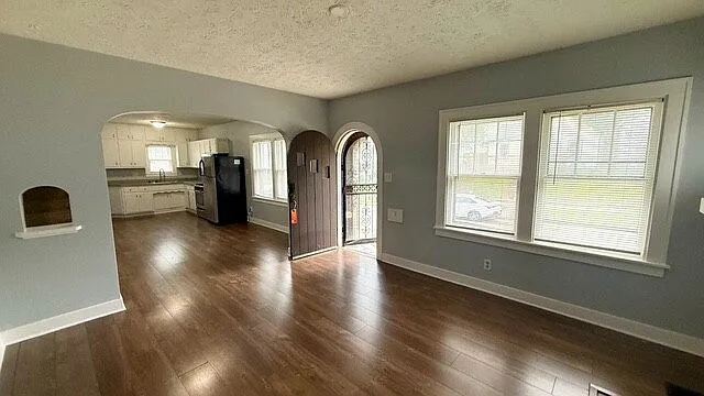 3 bed, 1.0 bath, 1856 sqft, $1,325 — Photo 2