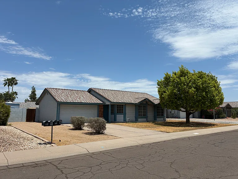 8208 W Columbine Dr — Photo 2