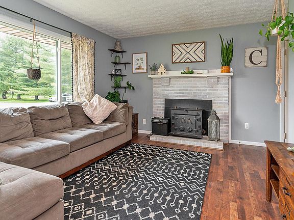 3rd image of 216 Wesley Dr
