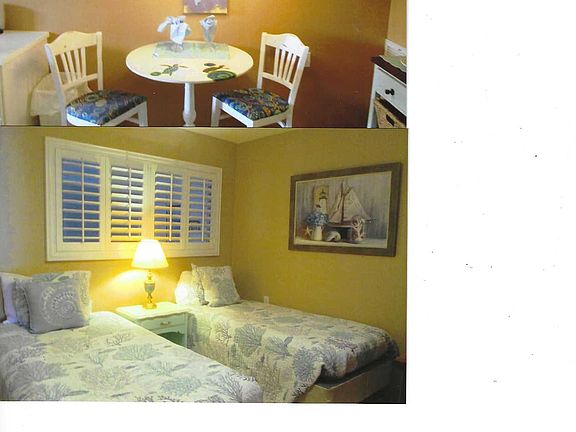 Cozy breakfast nook off kitchen