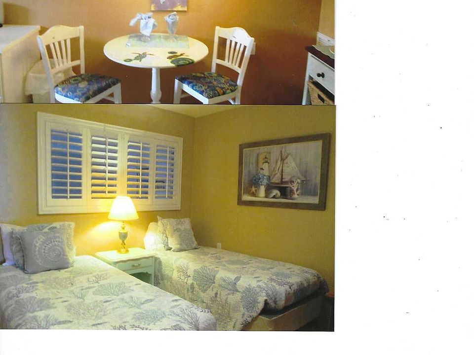 Cozy breakfast nook off kitchen