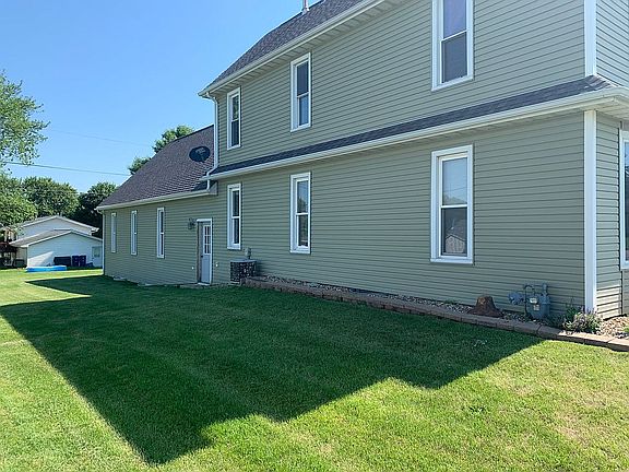 3rd image of 107 5th Ave NE