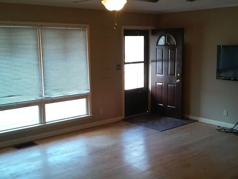 1804 E Woodland Rd — Photo 2