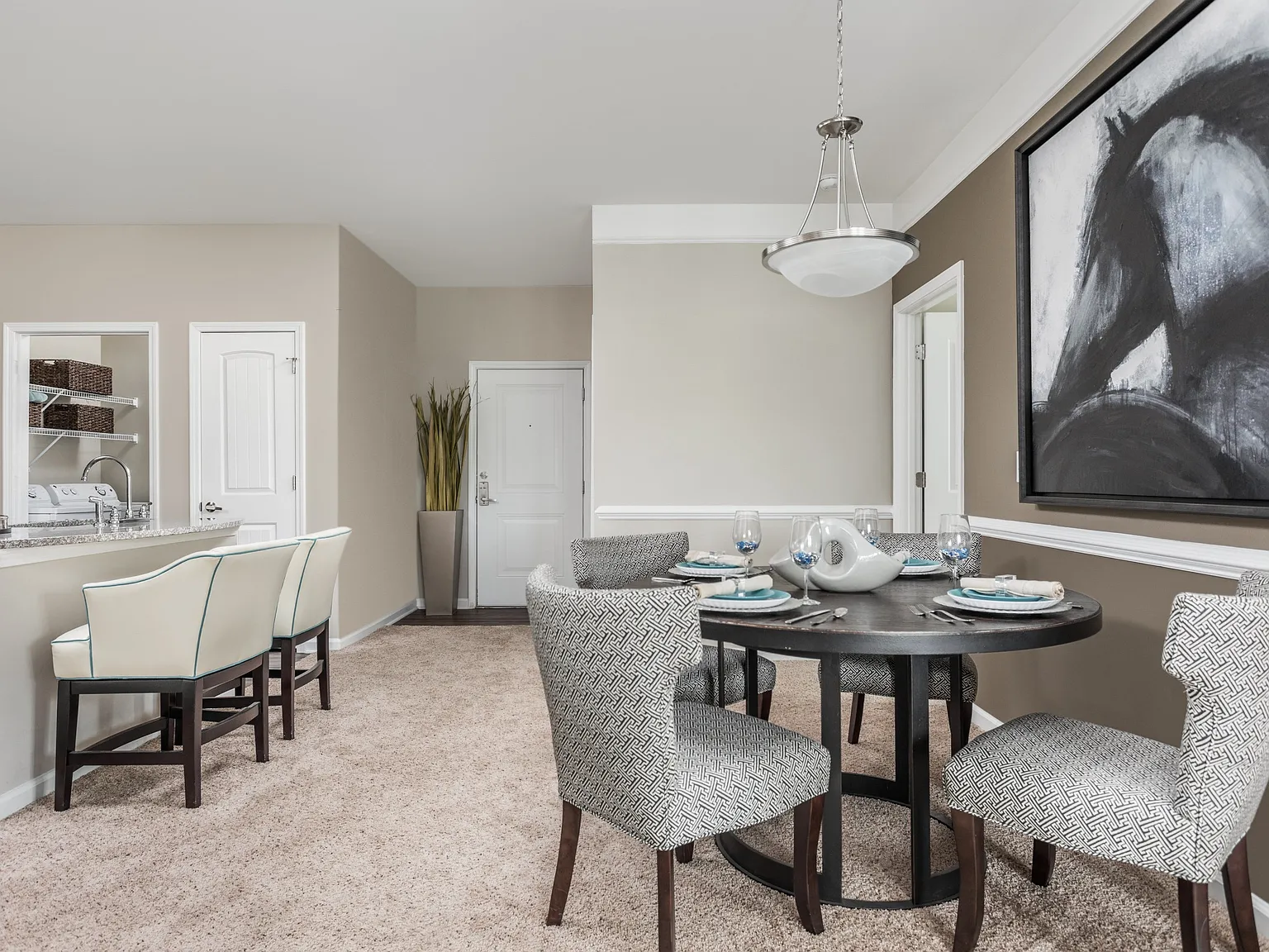 Aston Apartments — Photo 3
