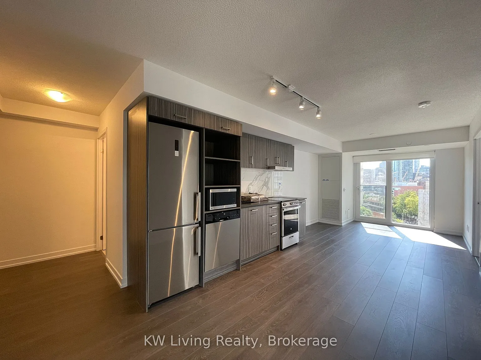 219 Dundas St E — Photo 2