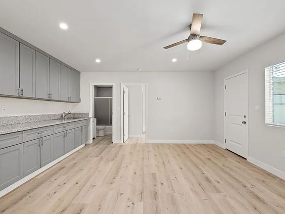 4th image of 601 W 49th St #603-1/4