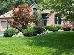 28 Walnut Creek Dr, Holland, OH
