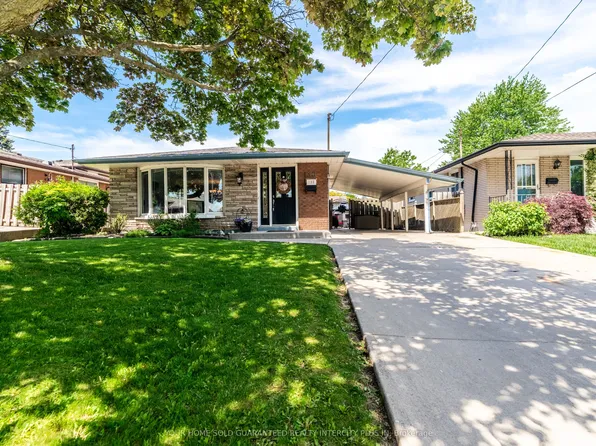 130 Burrwood Dr, Hamilton, ON L9C 3T2
