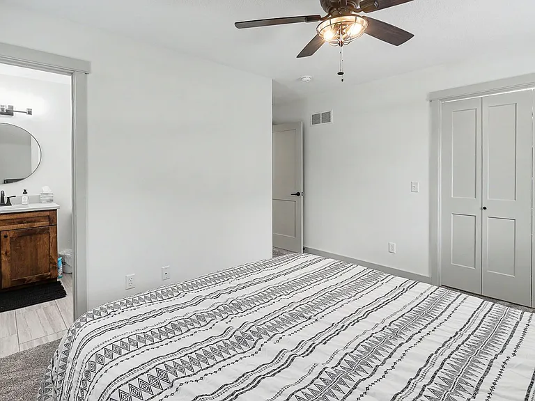1009 E 6th St — Photo 12