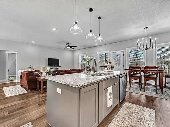 4th image of 8 Woodbridge Dr