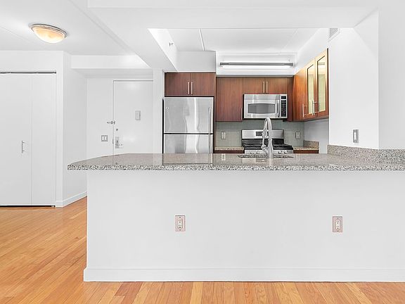 3rd image of 555 W 23rd St APT N6b