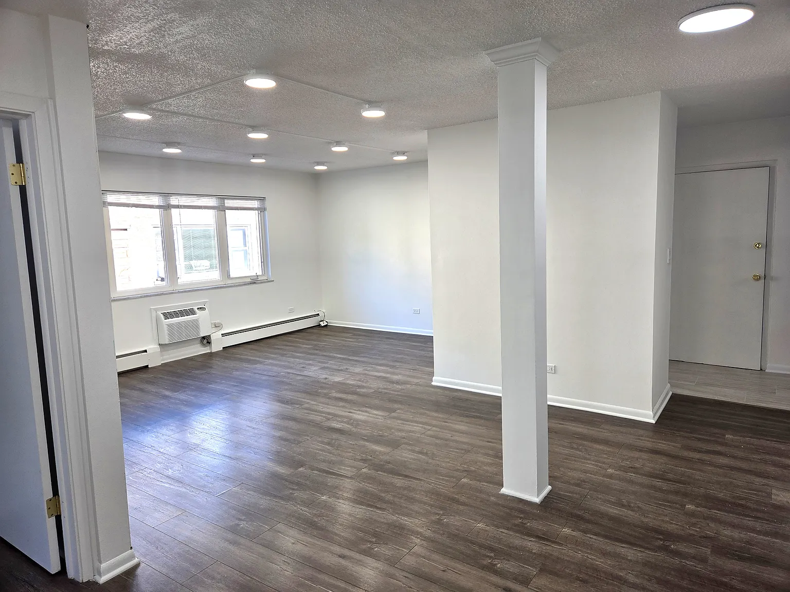 3 bed, 1100 sqft, $2,430 — Photo 2