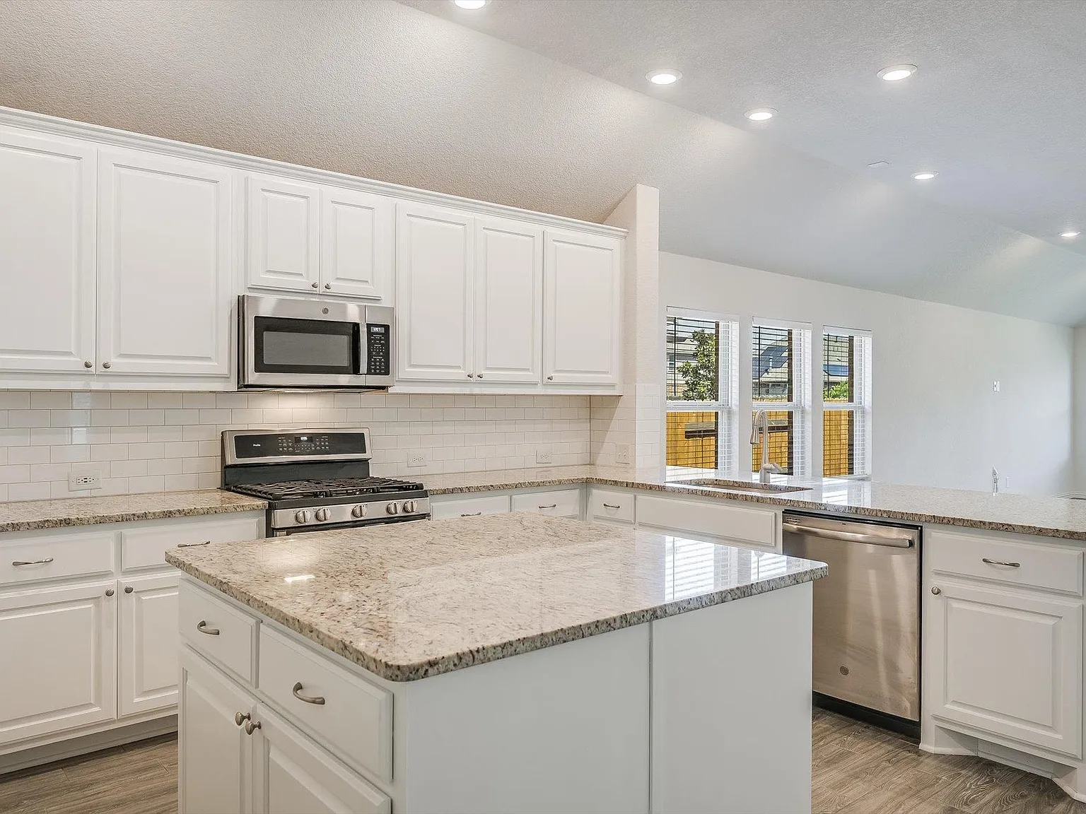 3 bed, 2.5 bath, 2232 sqft, $2,800 — Photo 4