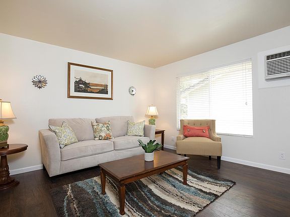 3rd image of 906 Dainty Ave #2