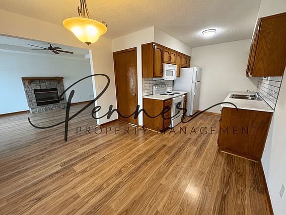 3rd image of 202 SE Greystone Dr