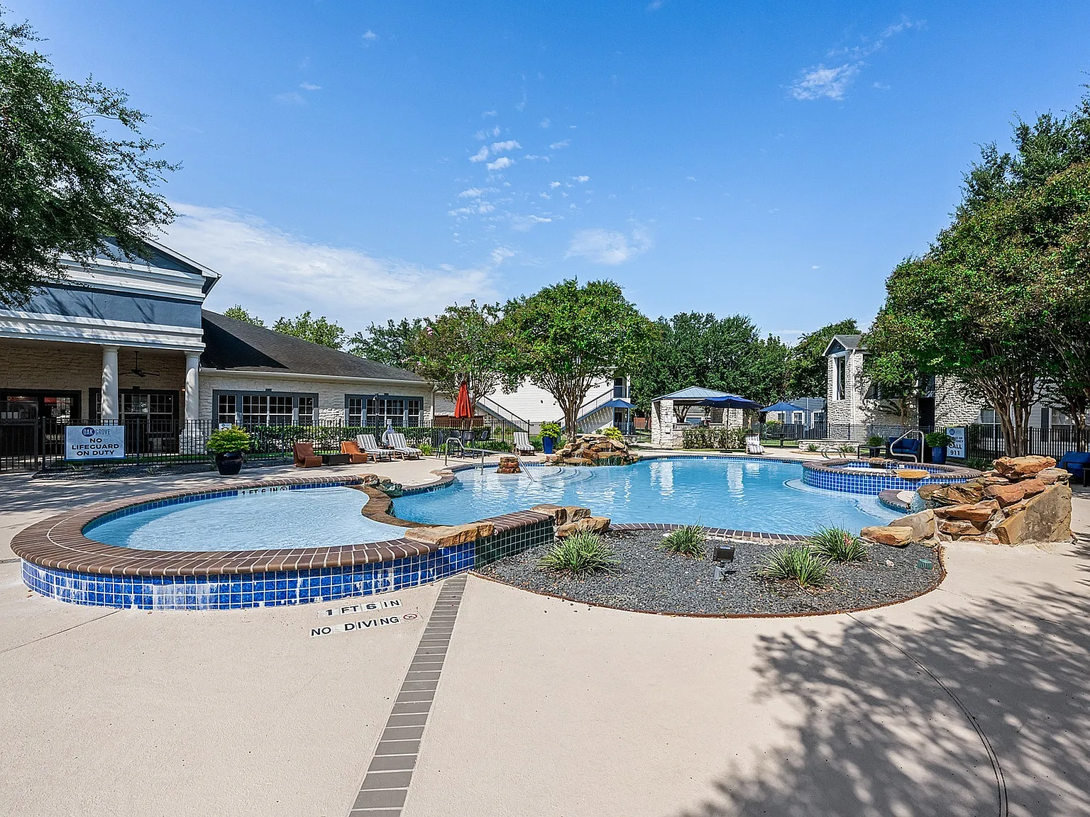 Oak Grove Apartments — Photo 2