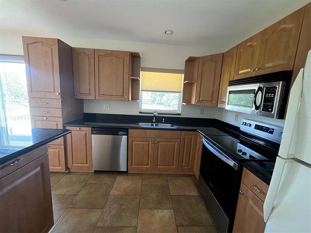 1 bed, 1.0 bath, 827 sqft, $1,700 — Photo 3