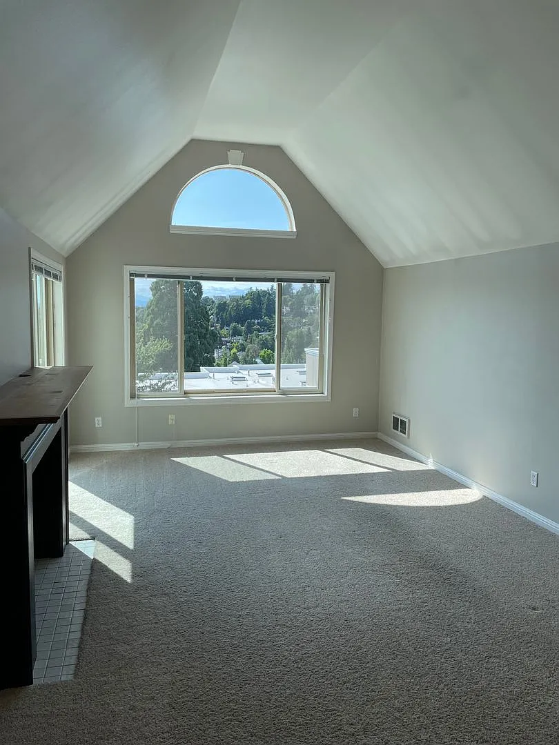 Sound-view 1 bed 1 bath condo in the Alaska Junction/West Seattle — Photo 2