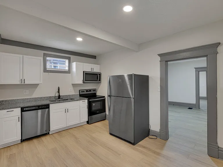 112 S Cypress Ave — Photo 6