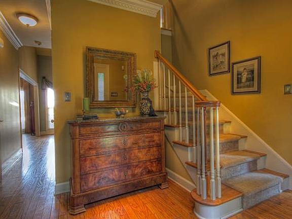 2nd image of 904 Smith Ct