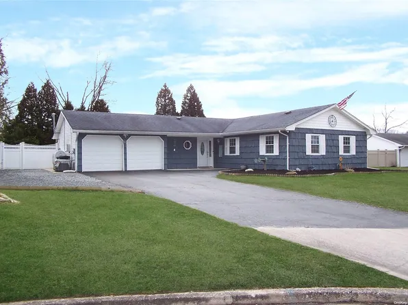 6 Edieann Court, Coram, NY 11727